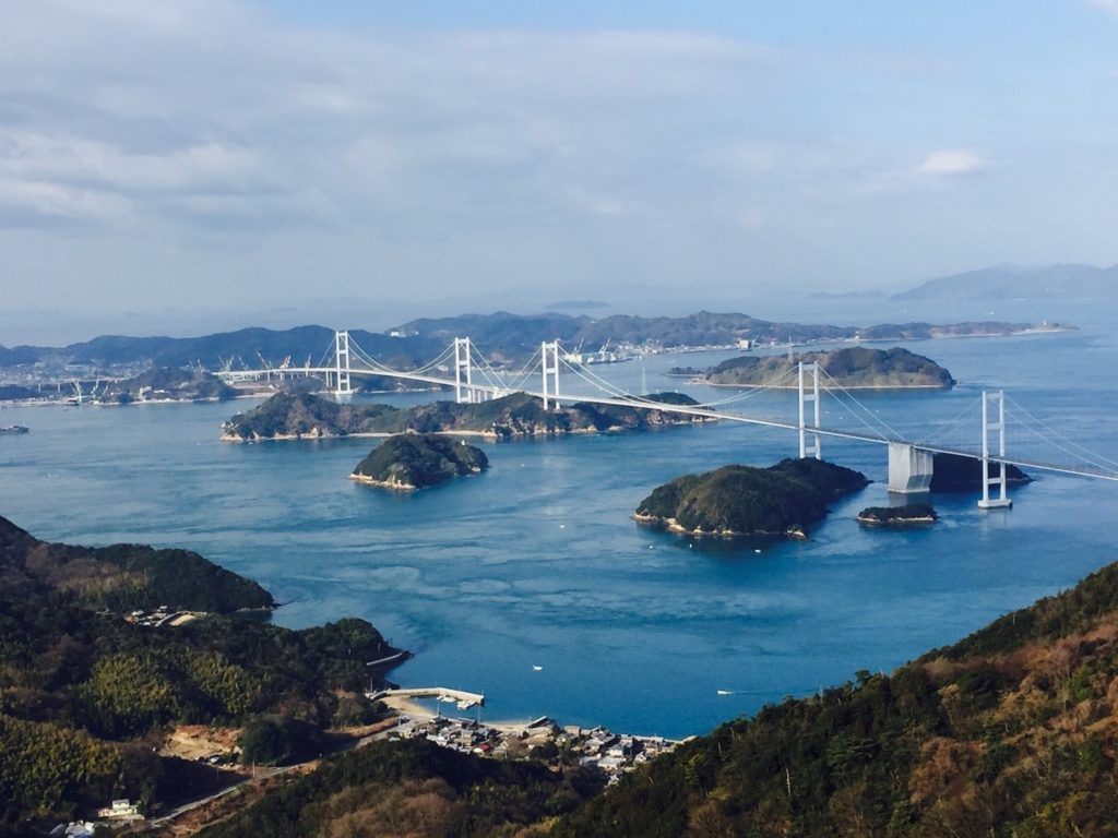 Brücke für Brücke geht der Shimanami Kaidō durch die Inlandsee.